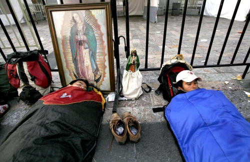 Niños, jóvenes, adultos y personas de la tercera edad, llegan al templo con muestras del cansancio producido por recorrer grandes distancias del país.