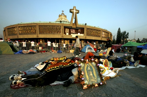 Niños, jóvenes, adultos y personas de la tercera edad, llegan al templo con muestras del cansancio producido por recorrer grandes distancias del país.