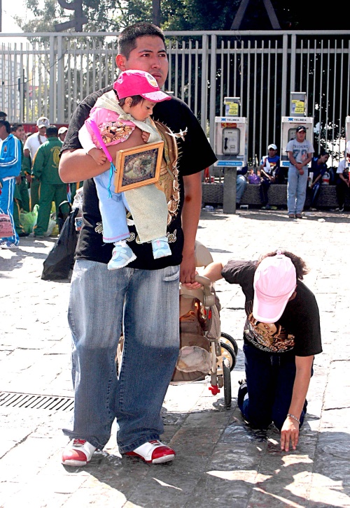 De acuerdo con las creencias católicas, la Virgen de Guadalupe se apareció cuatro veces a Juan Diego Cuauhtlatoatzin en el cerro del Tepeyac.