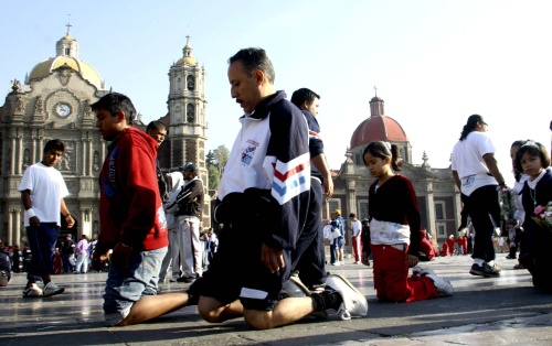 Lo mismo en bicicletas, que a pie o de rodillas, las personas acuden al templo de la Basílica para pedir o pagar un favor o simplemente porque les 'nace' acudir a visitar a la 'Morenita'.