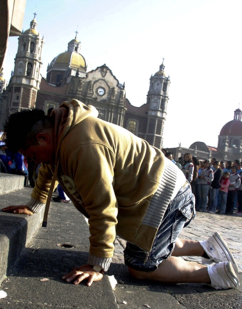 Niños, jóvenes, adultos y personas de la tercera edad, llegan al templo con muestras del cansancio producido por recorrer grandes distancias del país.