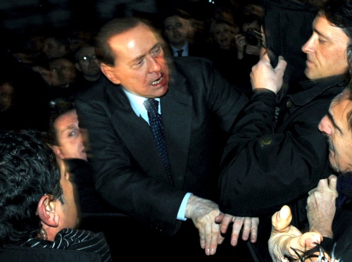 El líder del opositor partido Italia de los Valores, Antonio di Pietro, dijo que aunque condenaba la violencia, Berlusconi 'la instiga'.