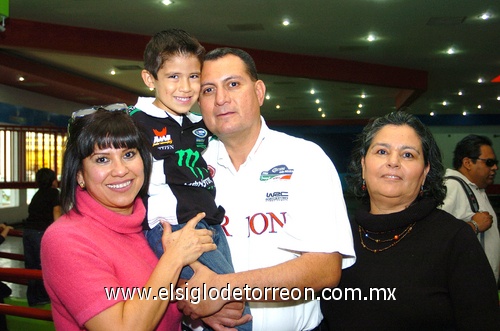 13122009 Raúl Enrique en compañía de sus abuelos: Enrique, Martina y Elsa.