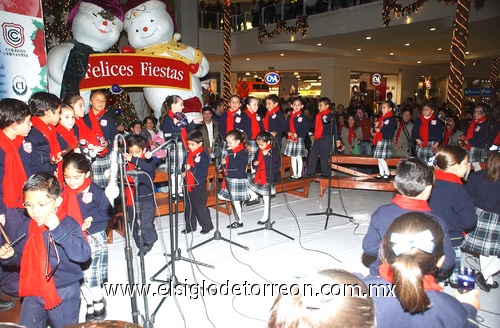 15122009 Los alumnos del colegio Cervantes animaron a los presentes al interpretar bellos villancicos.