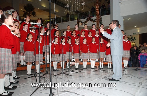 15122009 El colegio Alpes tuvo una valiosa participación en la presentación musical.