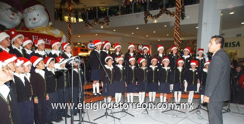 15122009 Excelente participación. La coral del colegio San Luis se lució en la presentación de Colegios Unidos, musical efectuado en Galerías Laguna.