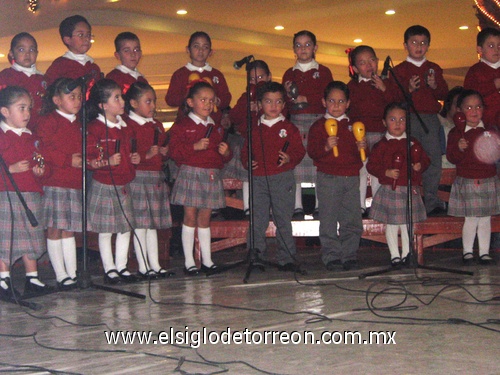 15122009 Pequeños del colegio Americano utilizaron instrumentos en su participación.