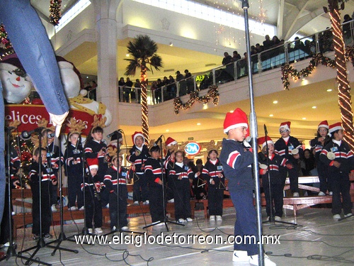 15122009 Alumnos del colegio Los Ángeles portaron gorritos navideños al interpretar los villancicos. EL SIGLO DE TORREÓN / JESÚS GALINDO