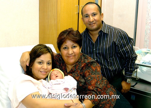 20122009 La recién nacida en compañía de sus papás, Sres. Baldemar González Herrera y Paulina Sugey Talamantez de González; así como su abuela paterna, Sra. María Carolina Herrera de Ávila.