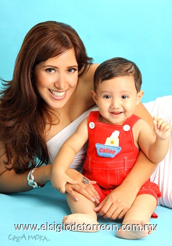 20122009 Dra. Araceli Martínez M. y su hijo Érick Emiliano, en un estudio fotográfico con motivo del cumpleaños del pequeño.- Caja Mágica Fotografía Infantil