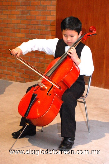 20122009 Un pequeño estudiante al momento de tocar el cello.