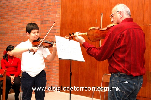 20122009 Momento en que uno de los alumnos con su violín seguía las indicaciones de su maestro.