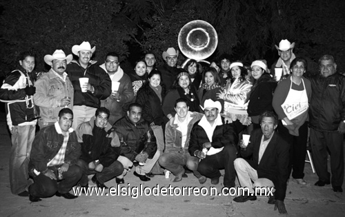 23122009 Grupo de amigos celebrando las fiestas navideñas con una divertida posada.