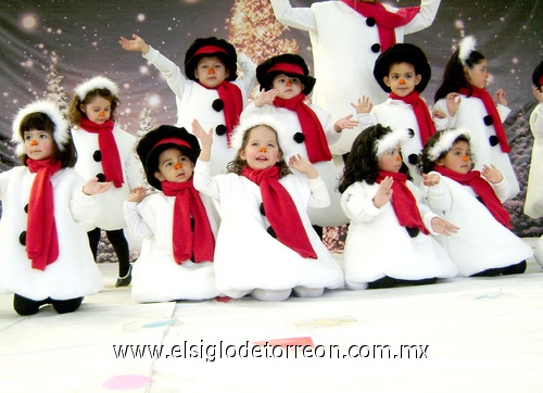 29122009 Contentos, los chiquitines cantaron piezas musicales de Navidad.