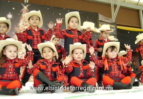 29122009 De rojo y súper animosos los niños interpretaron sus canciones.