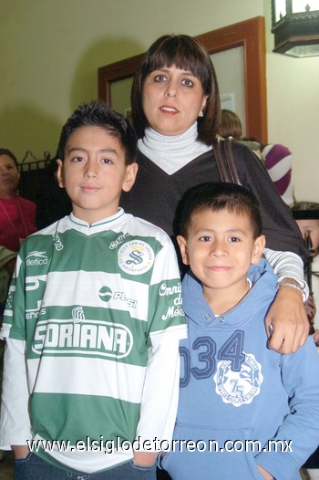 27122009 En familia.  Laura Macías de Garza con sus  hijos Diego y Andrés Garza.