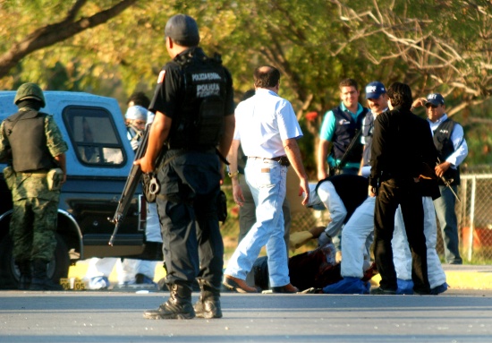 El combate al crimen organizado es una de las prioridades políticas del presidente Calderón, que ha sacado el Ejército y la Policía Federal a las calles de los estados más conflictivos del país para tratar de prevenir los ataques violentos y recuperar el control de algunas zonas del país.