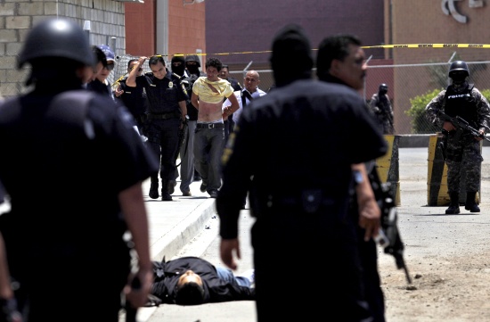 Agresiones a niños, ejecuciones, asaltos bancarios, ataques de pirómanos, robos con violencia, influenza y ataques certeros hacia quienes encabezan las policías municipales, e incluso atentados contra funcionarios públicos, son algunos de los hechos que marcaron el año que termina.