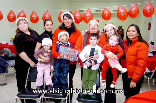 30122009 Gabriela González, Janeth Herrera, Victoria Rodríguez, Paloma Zugasti, Édgar Zugasti, María Elena Rodríguez, Carolina González, Rubén Omar Rivas, Daniela Alejandra Rivas e Iris Rivera. EL SIGLO DE TORREÓN/ÉRICK SOTOMAYOR