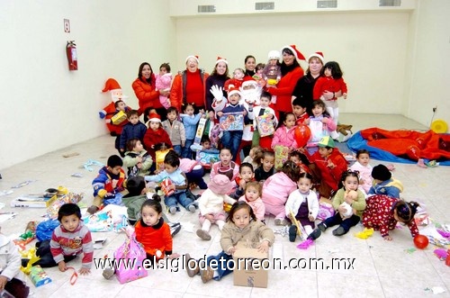 30122009 Vivan los regalos. Convivio navideño de una estancia infantil, pequeños gozan de una mañana inolvidable.