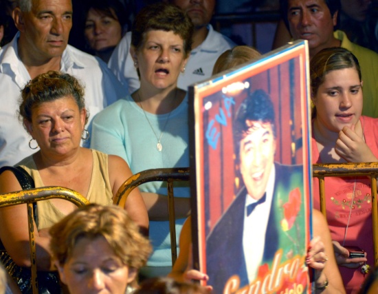 El frontis de la casa de Sandro, en la localidad bonaerense de Banfield, se convirtió en un centro de peregrinaje, en su mayoría de mujeres, que invadidas por el llanto, rezan de rodillas por el eterno descanso del cantante.