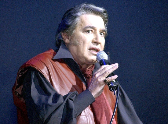 El cantante argentino Sandro, quien fuera una leyenda del rock en América Latina, murió a los 64 años luego de que su cuerpo no resistiera el trasplante de corazón y pulmones al que fue sometido el pasado 20 de noviembre.