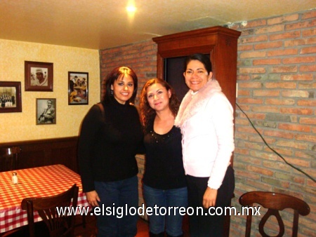 Lucy Martínez, Cecy Silveyra y Ale Delgado reunidas festejando las fiestas decembrinas en conocido restaurante de comida italiana, el pasado domingo 27 de diciembre.