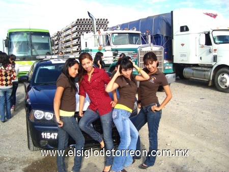 Camino a Saltillo el camión se paró porque  el trailer le chocó en la puerta, katia stefania, Lore Stephany Lamont, Anahisa Stefania Montellano, Paola Garcia.