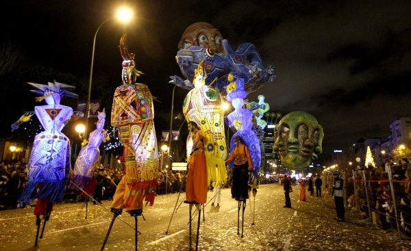 La cabalgata de los Reyes Magos en Praga, una tradición iniciada hace quince años por un misionero español, volvió hoy a discurrir por el centro de la capital checa escoltada por un numeroso gentío.