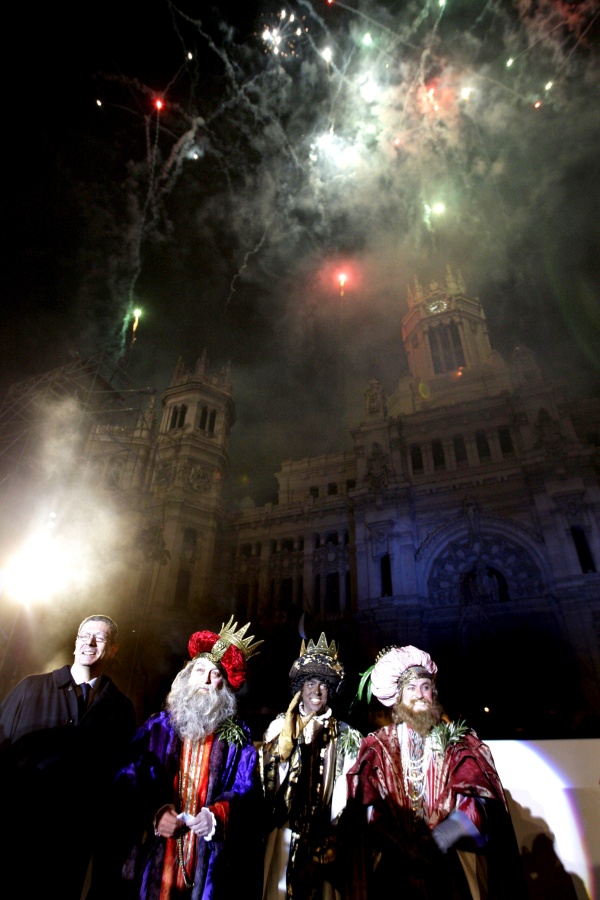 La Cabalgata cruzó el trayecto de Paseo de la Castellana desde Nuevos Ministerios hasta la fuente de Las Cibeles, y frente a la sede del Ayuntamiento se montó un espectáculo de la creación del mundo y la representación del agua, aire y fuego.