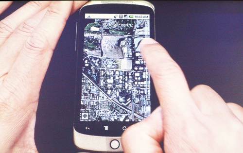 Explicación de la aplicación Google Earth del nuevo móvil de Google, el Nexus One, durante la presentación en la sede de Google en Mountain View, California, (Estados Unidos).