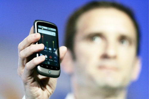 Mario Queiroz, uno de los vicepresidentes de Google, muestra el Nexus One, el primer teléfono móvil de la empresa y que tiene un diseño similar al iPhone, funciona con el sistema operativo Android 2.1 y va equipado con pantalla táctil