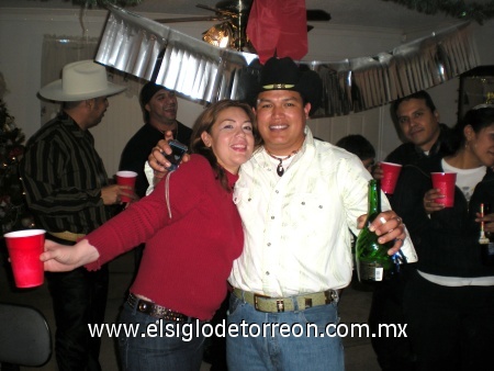 Festejando la llegada del año nuevo 2010 desde Waco, Texas, el tremendo Charly y mi esposa Almita.