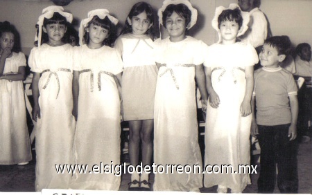 De izquierda a derecha, Susana Ayala, Mary Canales, Aracely Leon, Guadalupe Ayala, Olga Leon y Arnoldo Ayala hace 35 años.