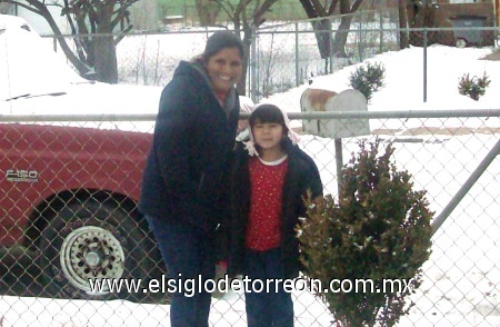 Mi hija Sheila y yo disfrutando de la nieve en Wichita Kansas enero 2010.