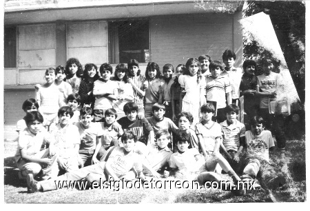 Momentos bonitos de secundaria en la Esc.Sec.Tec. No. 6 en Santa Teresa, Coahuila en 1990.