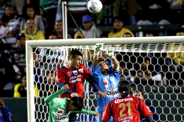 La actuación de Oswaldo Sánchez, sobre todo en el primer tiempo, tuvo mucho qué ver en el resultado, pues evitó la caída de su marco en goles cantados de los atlantistas y de paso terminó con la mala racha de derrotas del técnico Rubén Omar Romano.