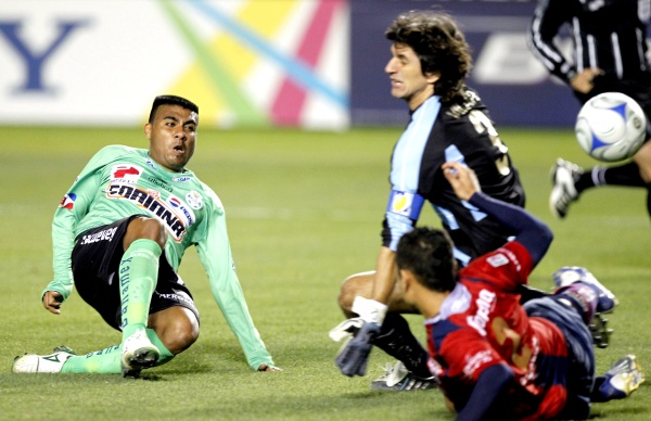 Santos marcó el 3-0 al aprovechar el desconcierto de la zaga azulgrana cuando Ludueña recibió pase de Juan Pablo Rodríguez, el 'Hachita' se acomodó y venció a Vilar, al 62.