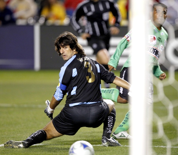 El cuadro lagunero llegó a este duelo con dos caídas y ahora cuenta con posibilidades de clasificar por uno de los dos boletos a la Copa Libertadores, gracias a los goles de Vicente Matías Vuoso, al minuto 51, y del argentino Daniel Ludueña en dos ocasiones (55 y 62).