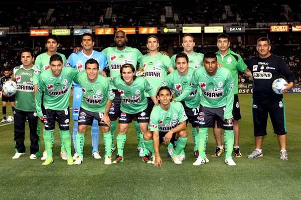 Doblete goleador de Daniel Ludueña, y
una gran actuación de Oswaldo Sánchez en el marco, alargaron el sueño libertador de Santos Laguna, al golear 3-0 al Atlante.