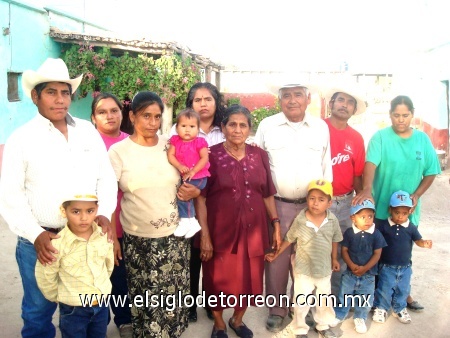 Foto del recuerdo de la familia lopez treviño en santo domingo coahuila como la ven raza