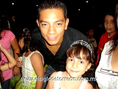 Daniela Sáenz con su padrino de generación Crsitian Mijares