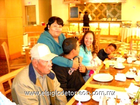 Desayunando en el hotel crowne plaza en torreon coahuila en compania de mi familia