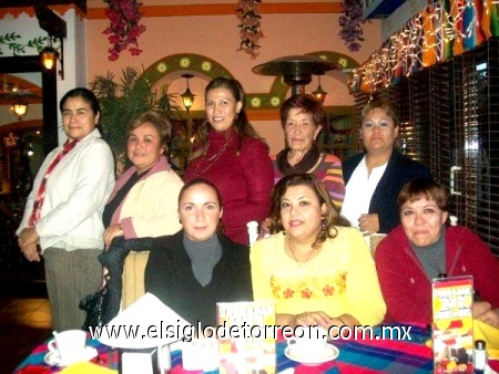 Festejo de cumpleaños, liliana faviola robles favela, le acompañan compañeras de trabajo, letty briceño, patty alba, patty cruz, tere jauregui, luisa martinez, maribel mendez