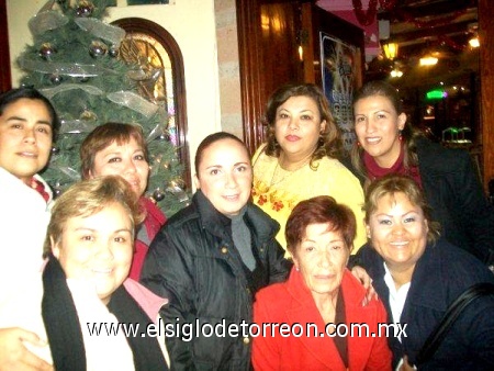 Festejo de cumpleaños, Liliana Faviola Robles, le acompañan Tere Jauregui, Luisa Martinez, Perla Esquivel, Letty Briceño. Maribel Mendez, Patty Cruz y 
Patty Alba