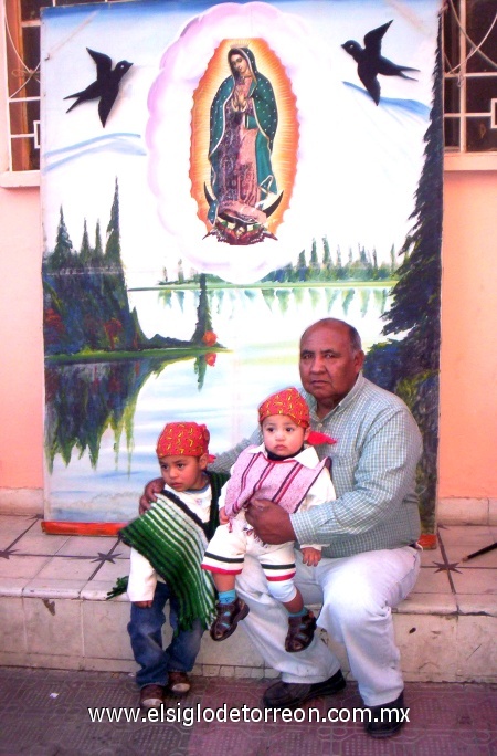 Toñito, alex y su abnuelito Beto el día de la peregrinación de la Virgen de Guadalupe en la catedral de Gómez Palacio Dgo.