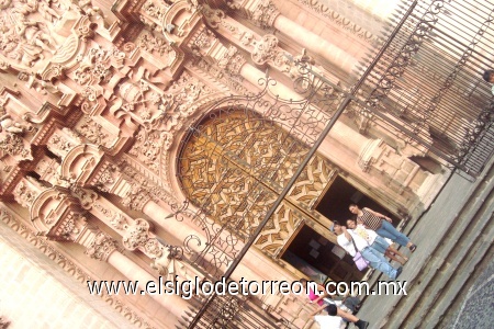 Familia Adame Antunez, afuera de la iIglesia de Santa Prisca en Taxco Guerrero