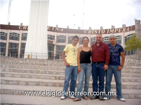 José,Ibeth,Eduardo y Cesar Pineda en el Cerro de las Noas en Torreón Coah.