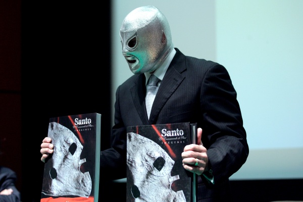 Fue en la arena de Pachuca donde el también luchador Jack O´Brien vio el estilo luchístico de Rodolfo- quien se hacia llamar 'Rudy' Guzmán- y lo recomendó con Jesús Lomelí instructor de la EMLL (dirigida por Salvador Lutteroth Glz.), quien los trajo a la capital.