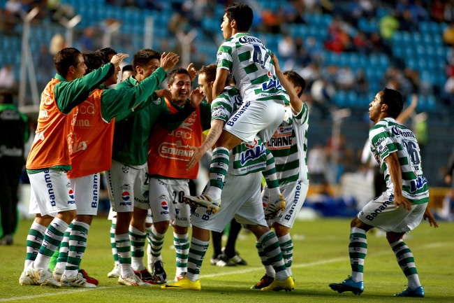 Santos Laguna marcó la diferencia frente a Cruz Azul al ser contundente en dos oportunidades casi al final del partido, para llevarse la victoria de visita 2-0.